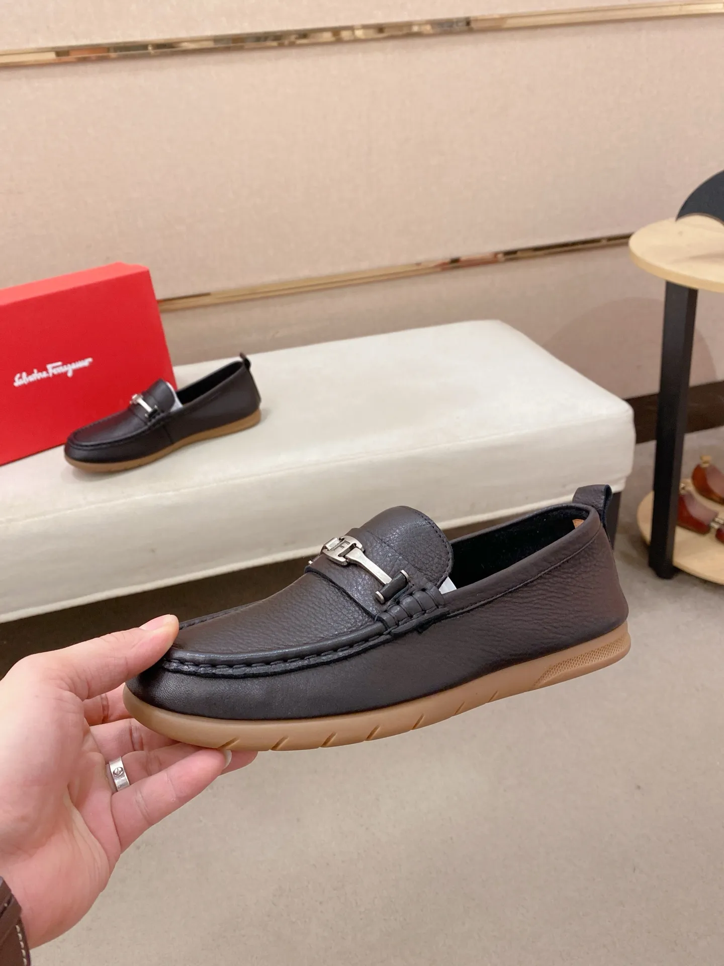 Factory price 500💰 Original Ferragamo men's shoes! The world's top brands...Luxury quality...//Fashion and high-end footwear 👍💪🏻...give you a low-key luxury comfort experience👍. The upper is made of pure Italian imported original cowhide and sweat-absorbent sheepskin lining. It is comfortable and breathable, high-end and classy... luxurious and noble!! .. OEM factory shipment [Hug] stall.. Original board. Welcome to taste..38--44.